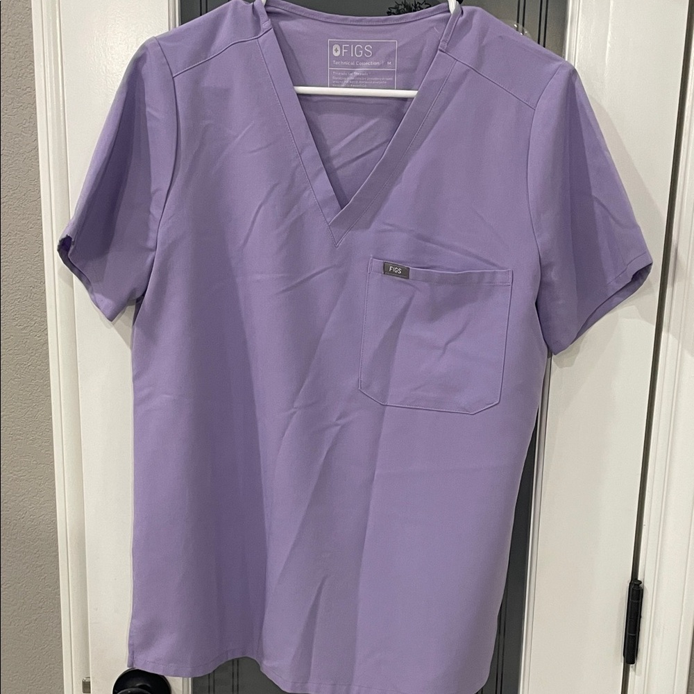 Figs Women's Lavender Short Sleeve V-Neck Top